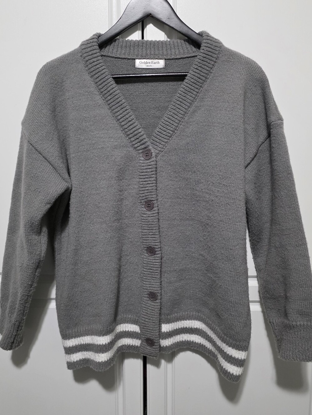 Golden Earth Studio Womens Gray V-Neck Button Boyfriend Cardigan w Stripe Hem - Picture 1 of 11